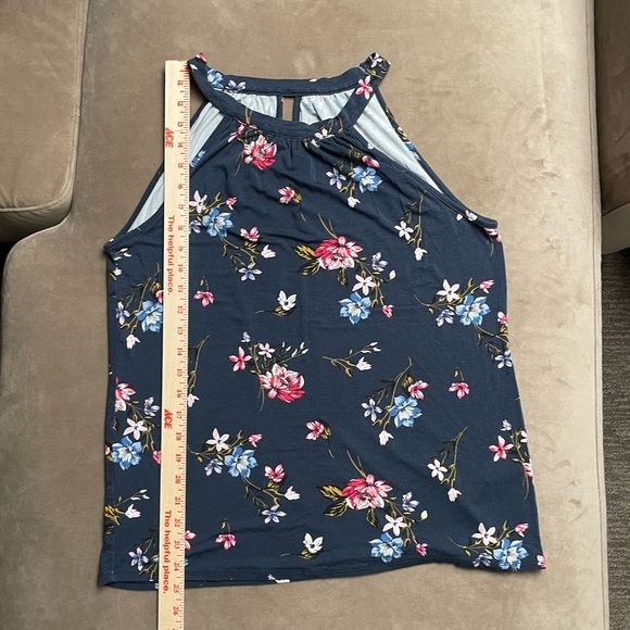 Market & Spruce Kaya keyhole tank top size Medium - Picture 6 of 7